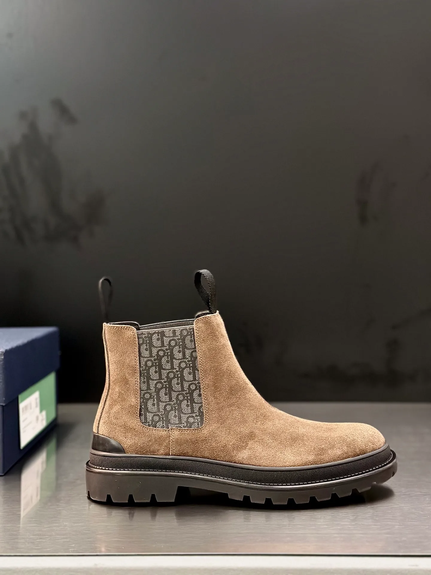 Men's shoes 💰920 Dior Dior high-top sneakers, top-quality goods produced in Dongguan, show version, leading counter trial style, Nappa cowhide material, light and breathable, soft and comfortable, easier to put on and take off, calfskin leather edging, distinctive sports style, genuine leather tongue Dior letter badge, showing the brand style, lightweight embossed pattern rubber sole, light and genuine leather feet, with original packaging Size: 39-40-41-42-43-44 (45, 46 customized) leather shoe size